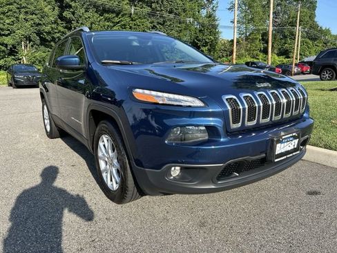 Used 2018 Jeep Cherokee Latitude Plus w/ Cold Weather Group AWD/4WD image 2