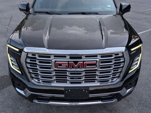 Used 2025 GMC Yukon XL Denali w/ Sun & Power Step Package RWD image 12