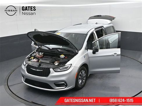 Used 2024 Chrysler Pacifica Select image 46