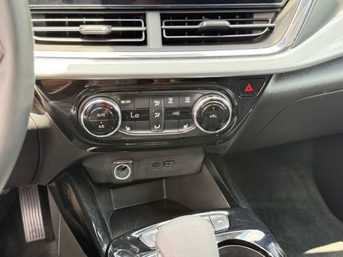 Used 2025 Chevrolet Trax LT w/ LT Convenience Package FWD image 17