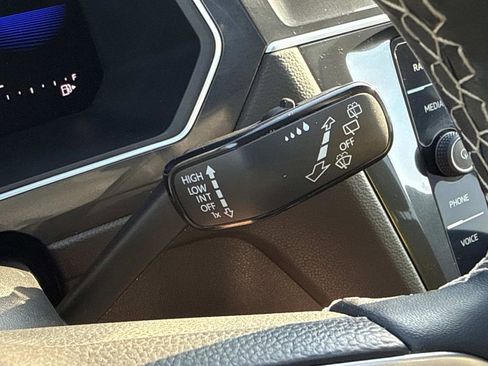 Used 2023 Volkswagen Tiguan SE w/ Panoramic Sunroof Package FWD image 21