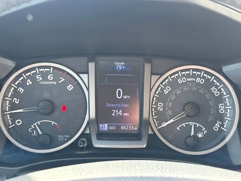 Used 2016 Toyota Tacoma SR5 w/ Towing Package image 18