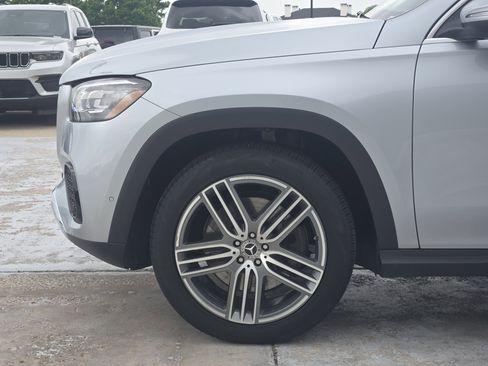 Used 2025 Mercedes-Benz GLS 450 4MATIC image 9