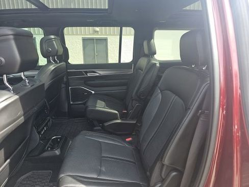 Used 2024 Jeep Wagoneer Series II image 12