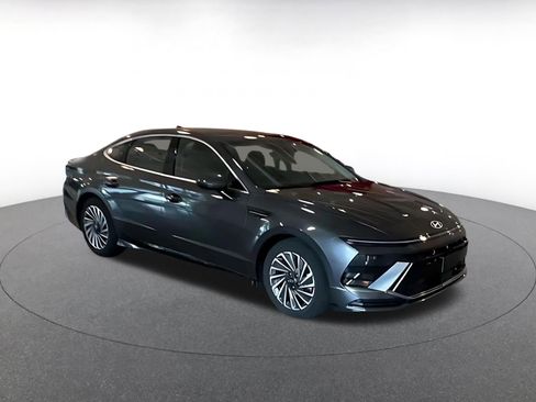 Used 2025 Hyundai Sonata SEL FWD image 2