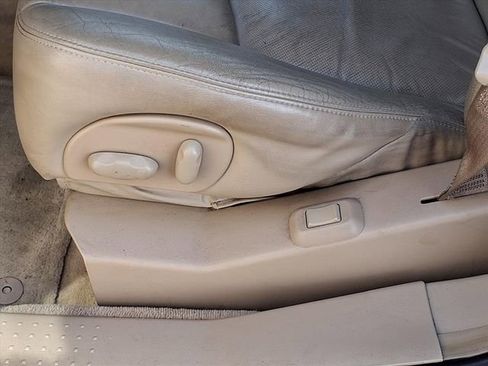 Used 2006 Cadillac SRX w/ Seating Package image 4