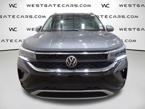 Used 2022 Volkswagen Taos SE w/ Panoramic Sunroof Package image 4