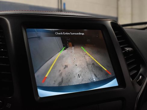 Used 2020 Jeep Cherokee Trailhawk w/ Comfort & Convenience Group image 18