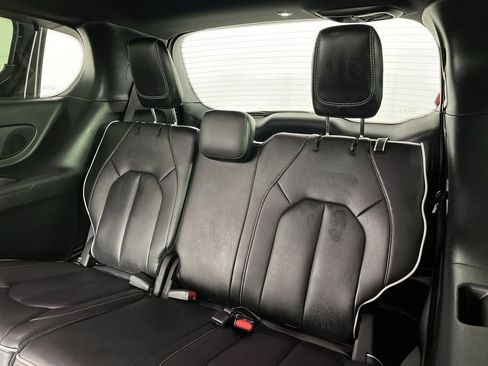 Used 2025 Chrysler Pacifica Limited FWD image 24