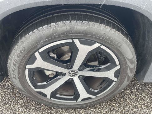 Used 2025 Volkswagen Tiguan SE image 34