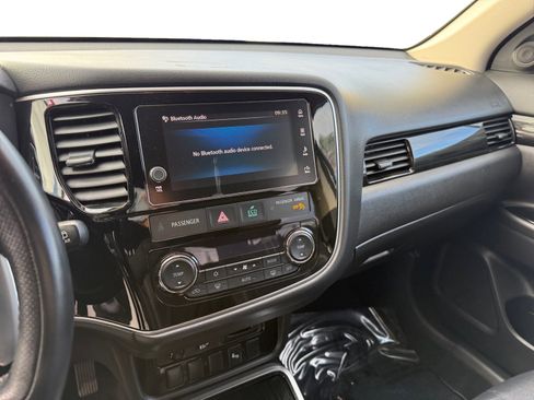 Used 2018 Mitsubishi Outlander SEL image 12