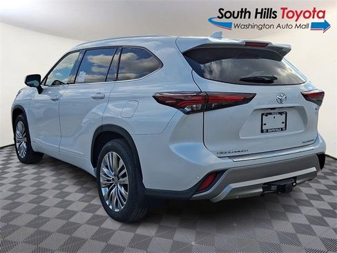 New 2026 Toyota Highlander Platinum image 4