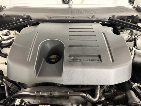 Used 2025 Land Rover Defender 130 X-Dynamic SE AWD/4WD image 9