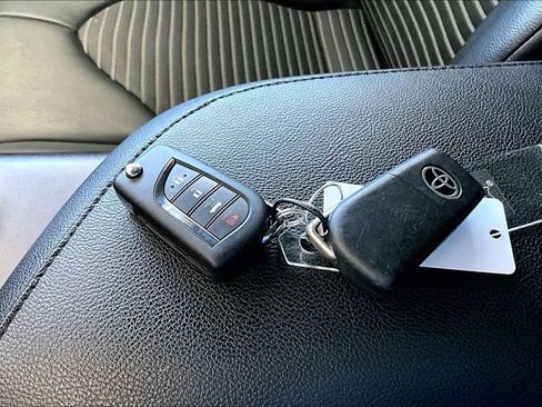 Certified 2022 Toyota Camry SE image 35