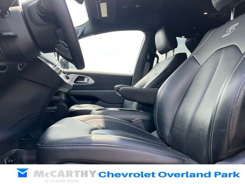 Used 2024 Chrysler Pacifica Touring-L w/ S Appearance Package FWD image 5