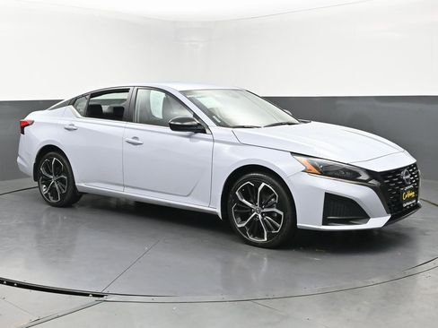 Used 2023 Nissan Altima 2.5 SR image 3