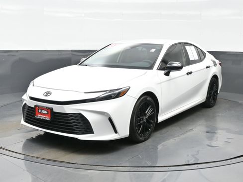 Used 2025 Toyota Camry LE w/ Convenience Package image 2