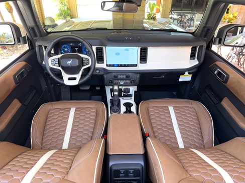Used 2025 Ford Bronco Outer Banks AWD/4WD image 13