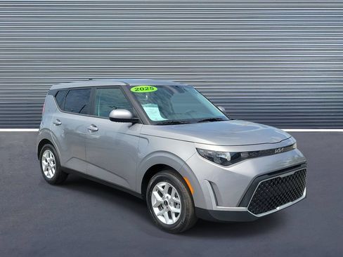 Used 2025 Kia Soul LX w/ LX Technology Package FWD image 2