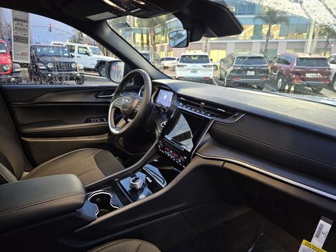 New 2025 Jeep Grand Cherokee L Laredo image 28