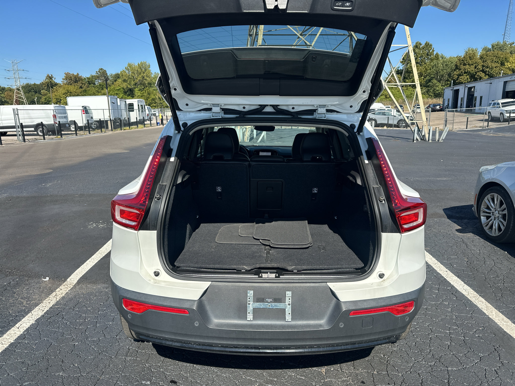 Used 2023 Volvo XC40 B4 Ultimate FWD image 21