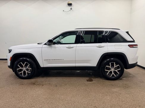 Used 2024 Jeep Grand Cherokee Limited image 2