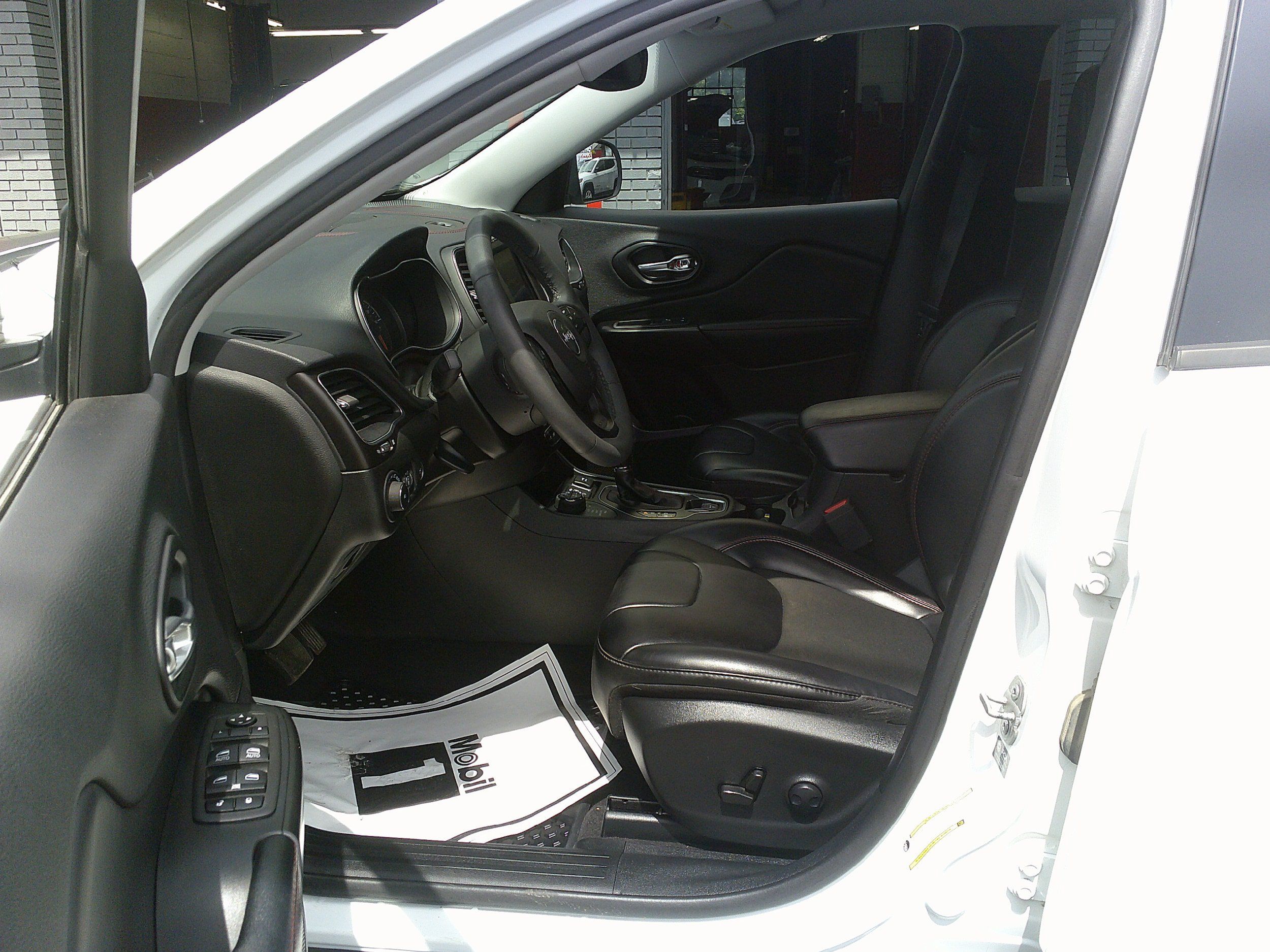 Used 2022 Jeep Cherokee Trailhawk w/ Comfort/Convenience Group AWD/4WD image 14
