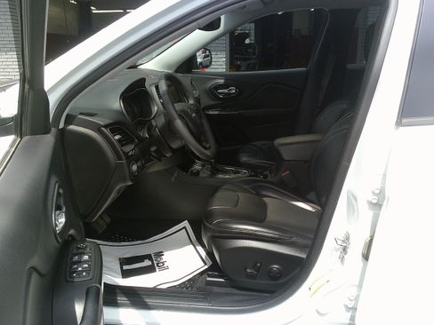 Used 2022 Jeep Cherokee Trailhawk w/ Comfort/Convenience Group AWD/4WD image 14
