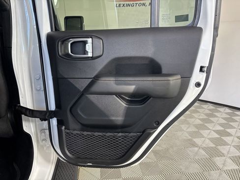 Used 2021 Jeep Gladiator Overland image 27