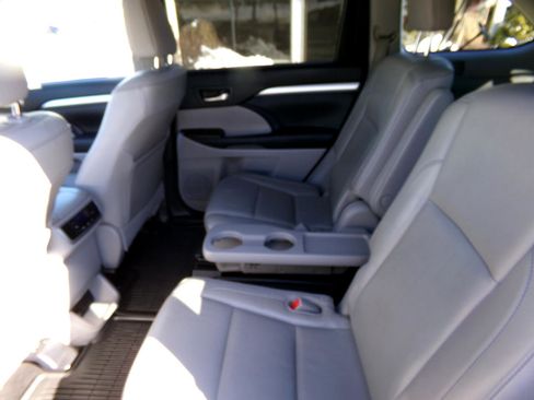 Used 2015 Toyota Highlander XLE image 19