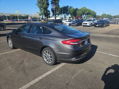 Used 2017 Ford Fusion SE FWD image 5