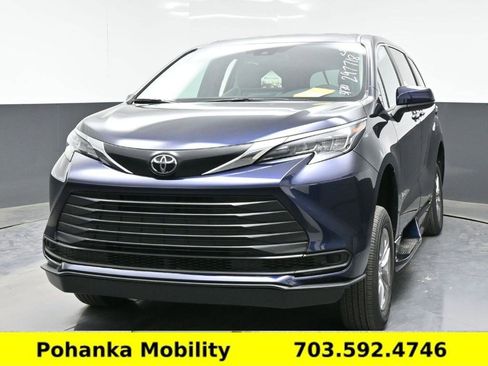 Used 2026 Toyota Sienna LE image 2