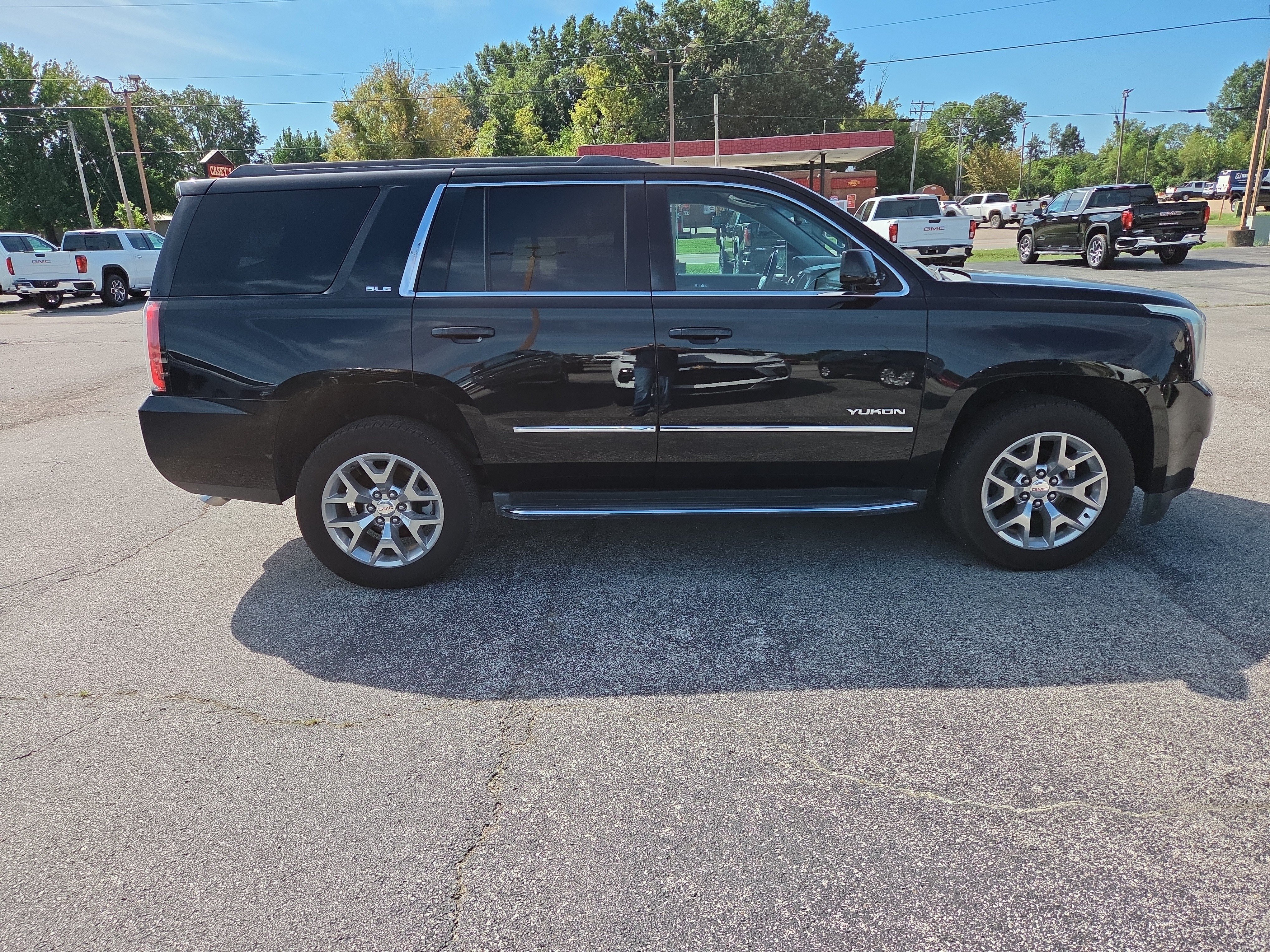 Used 2018 GMC Yukon SLE w/ SLE Value Package AWD/4WD image 3