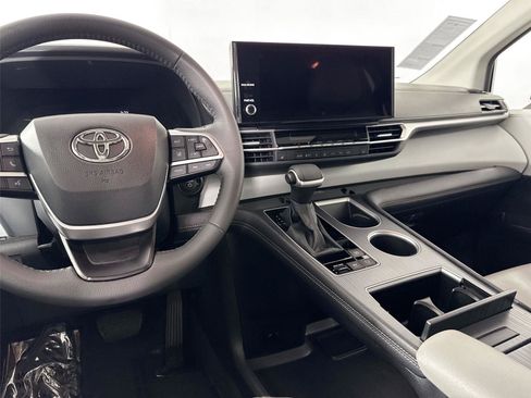 Certified 2026 Toyota Sienna XLE FWD image 33