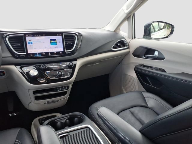 Used 2024 Chrysler Pacifica Touring-L FWD image 12
