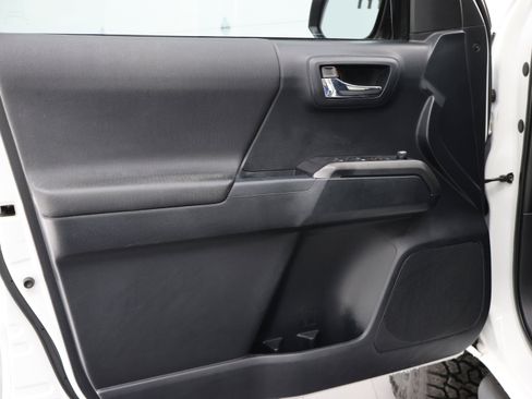 Used 2016 Toyota Tacoma TRD Off-Road image 33