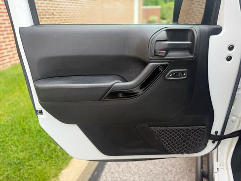 Used 2017 Jeep Wrangler Unlimited Sahara AWD/4WD image 38