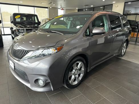 Used 2013 Toyota Sienna SE FWD image 1