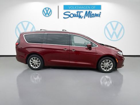 Used 2021 Chrysler Pacifica Touring-L w/ Premium & Safety Sphere Group FWD image 8