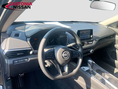Used 2024 Nissan Altima 2.5 S FWD image 11