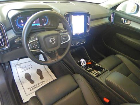 Used 2025 Volvo XC40 B5 Plus image 11