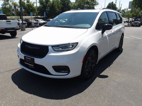 New 2025 Chrysler Pacifica Limited image 4