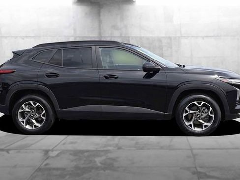 Used 2025 Chevrolet Trax LT w/ LT Convenience Package FWD image 5