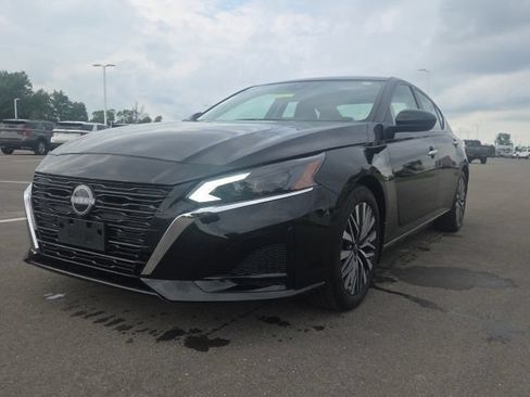 Used 2024 Nissan Altima 2.5 SV w/ SV Premium Package FWD image 2