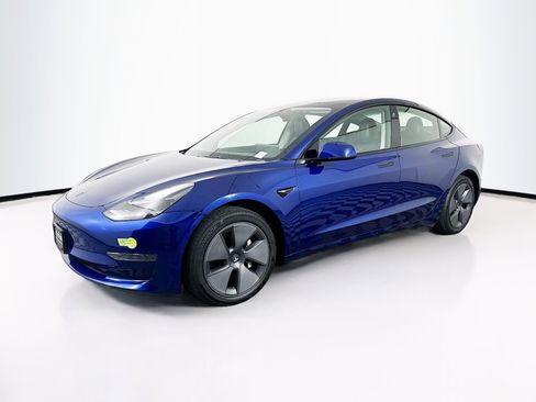 Used 2023 Tesla Model 3 Standard Range image 3