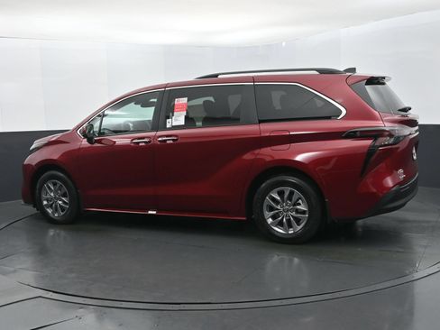 Used 2026 Toyota Sienna XLE FWD image 3