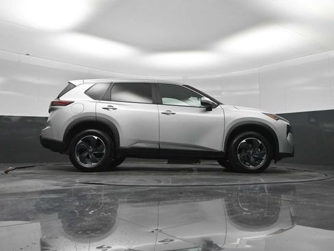 Used 2025 Nissan Rogue SV AWD/4WD image 25