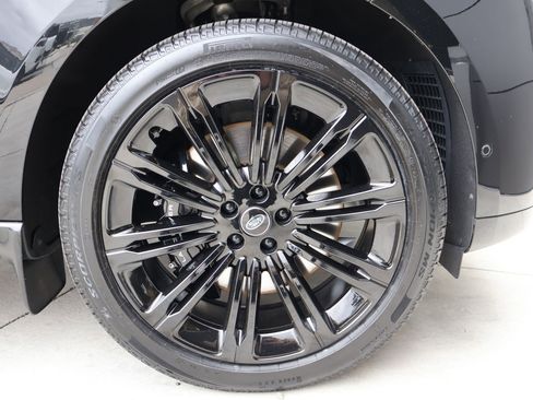 Certified 2025 Land Rover Range Rover SE AWD/4WD image 32