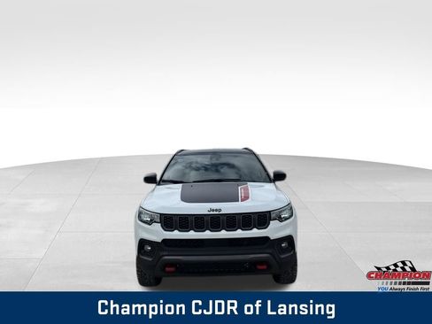 Used 2025 Jeep Compass Trailhawk AWD/4WD image 3
