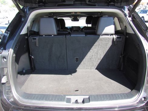 Used 2022 Toyota Highlander XLE AWD/4WD image 15